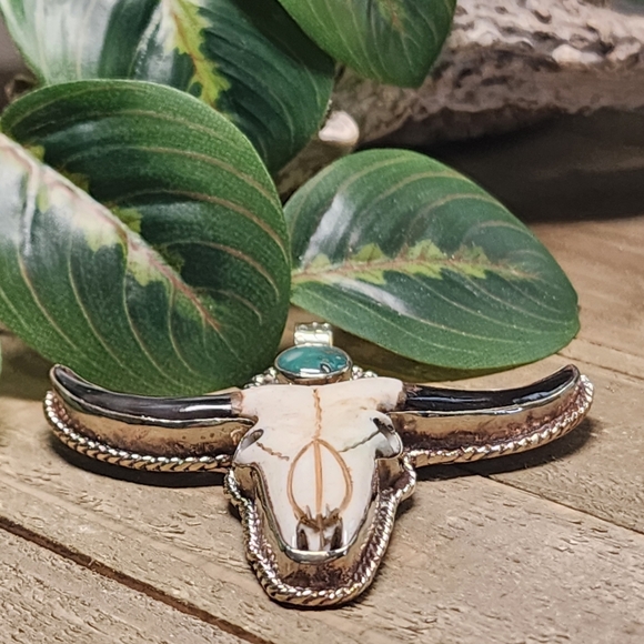 Carved Bone Longhorn Steer Pendant with a Turquoise Cabachon from Nepal - Picture 5 of 9